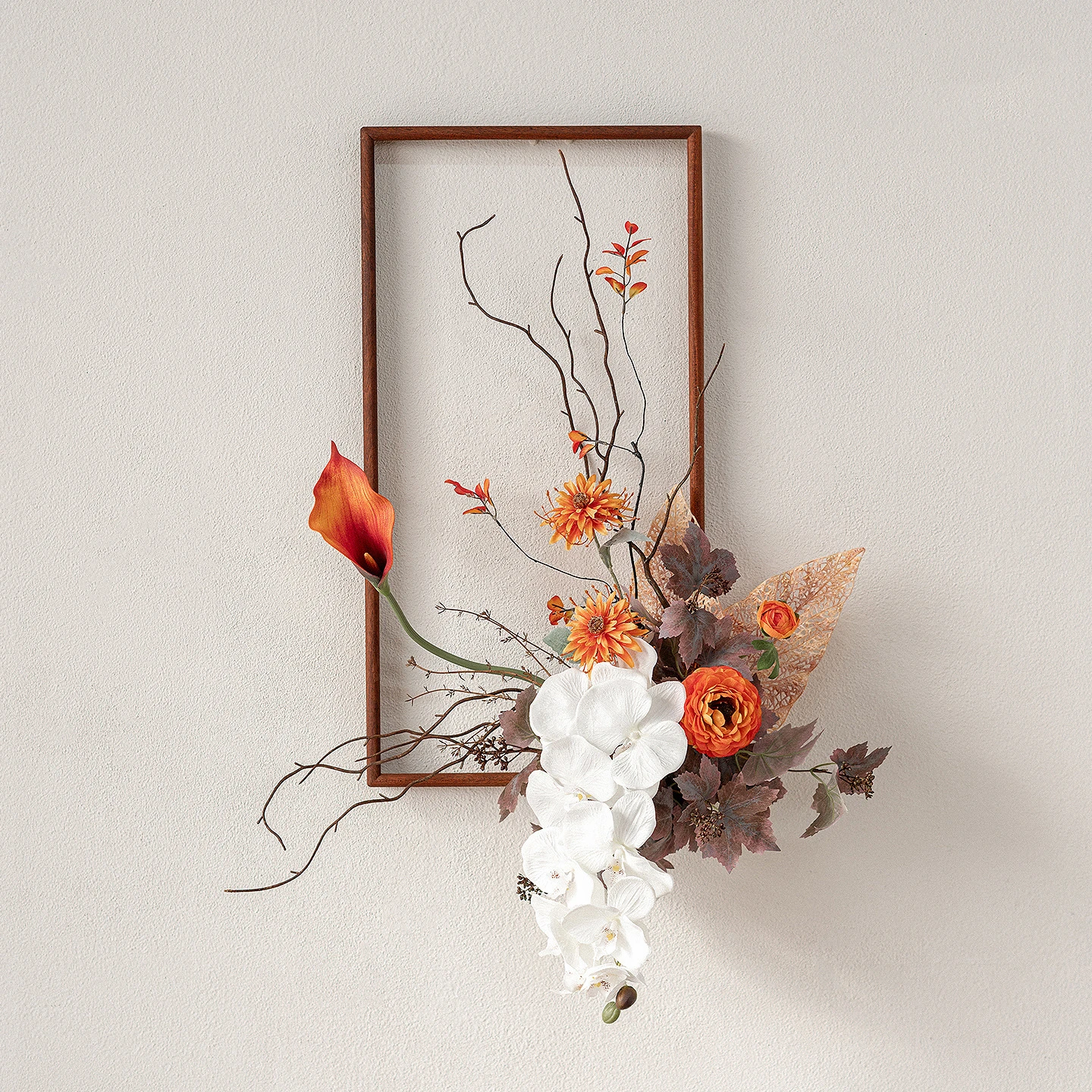 Schmaler floraler Wandrahmen mit weißen Orchideen und orangefarbenen Blüten